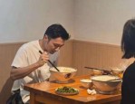 谢霆锋西安开唱前低调打卡油泼面馆老板称当时根本没认出来此前他和王菲一同现身咸阳机场